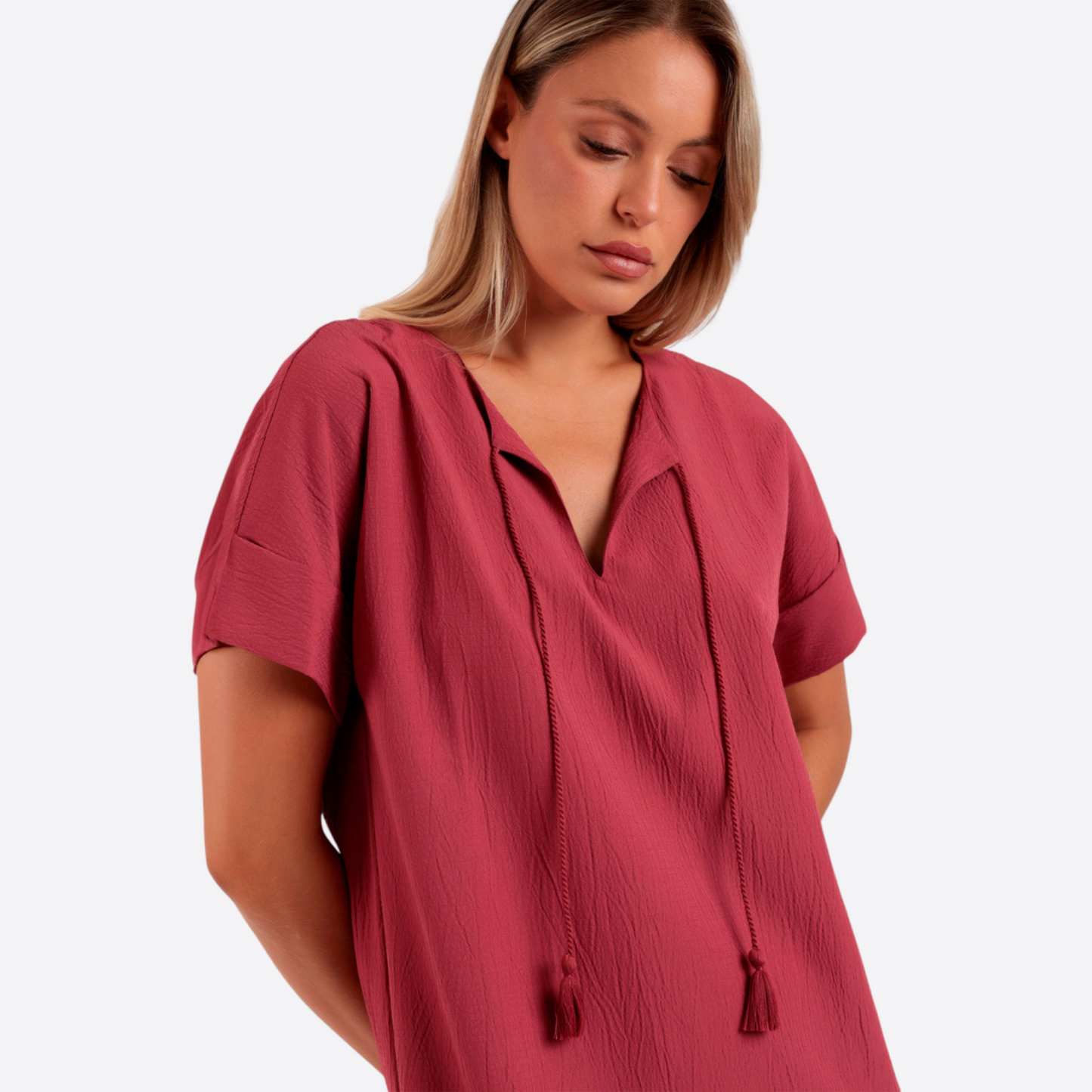 VESTIDO TEXTURIZADO CON BORLAS CARMIN
