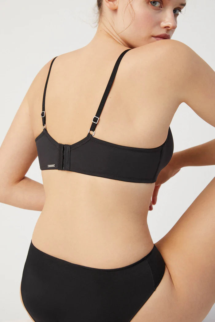 SUJETADOR TRIANGULAR SIN ARO CON PUSH UP EN MICROFIBRA