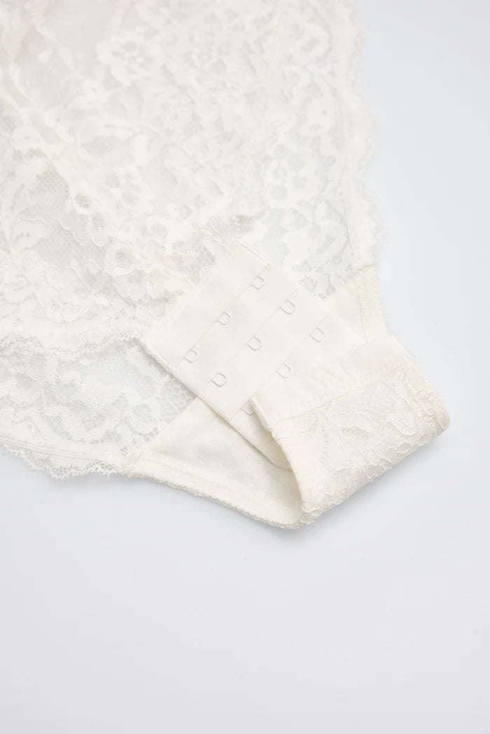 BODY DE ENCAJE CON DETALLES PLUMETI