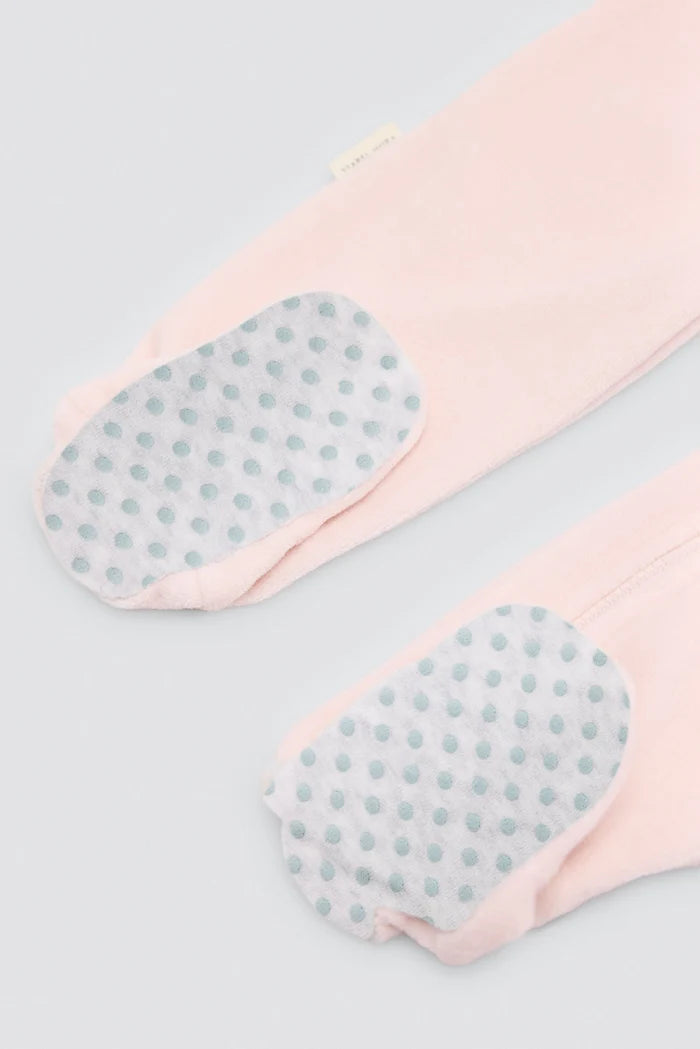 Pelele bebé rosa Ysabel Mora con cremallera doble y suela antideslizante