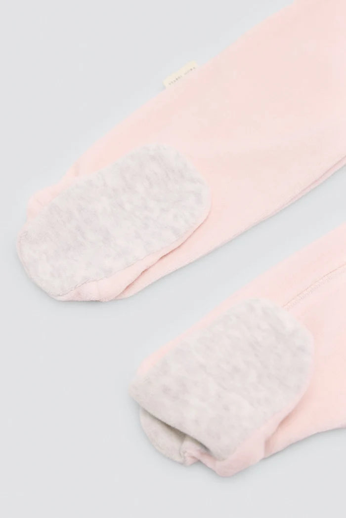 Pelele bebé rosa Ysabel Mora con cremallera doble y suela antideslizante