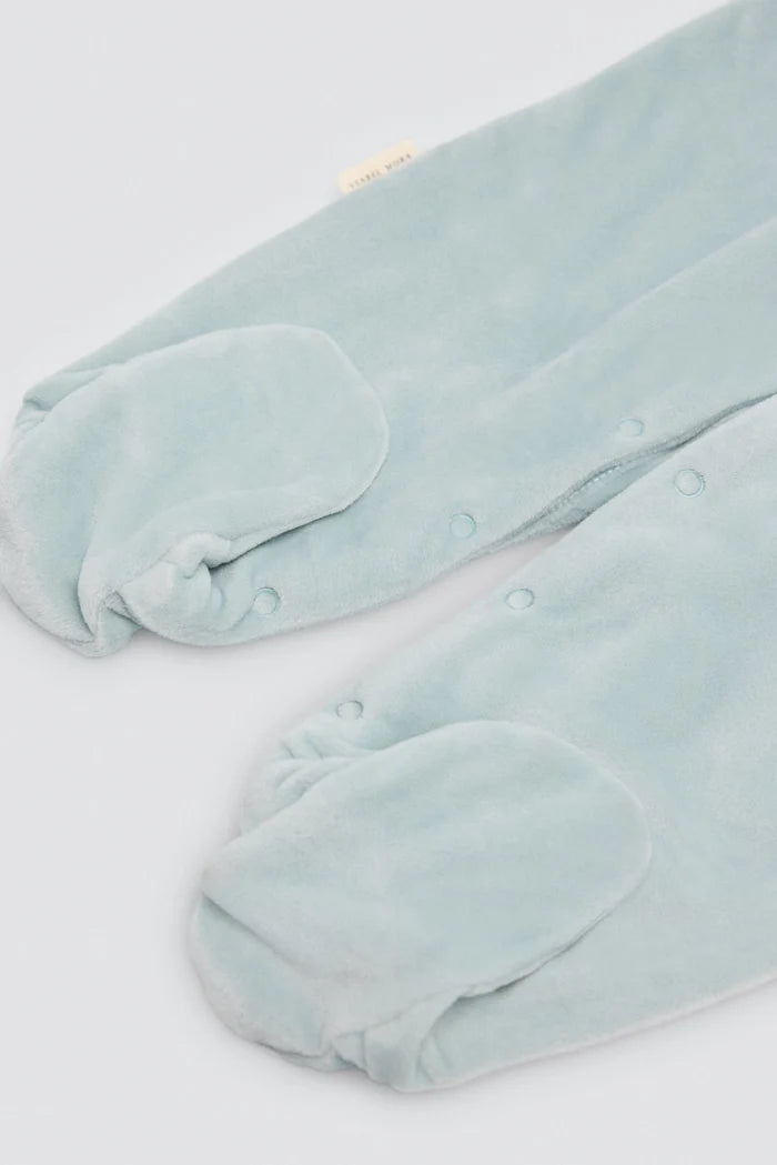 Pelele bebé terciopelo azul Ysabel Mora con bordados y pies antideslizantes