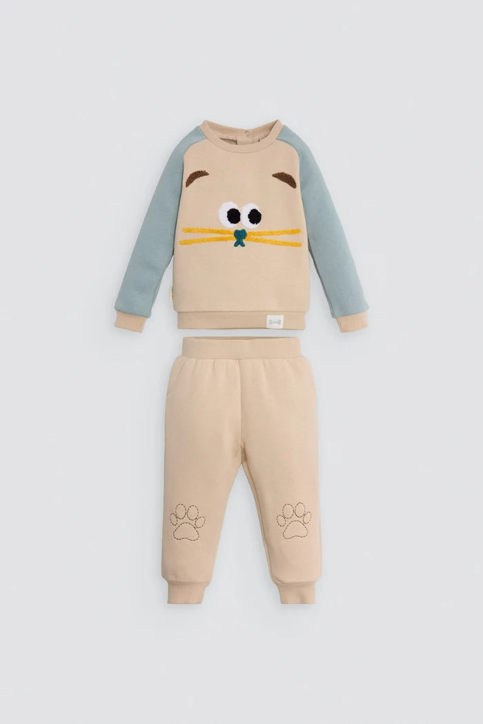 Conjunto de chándal bebé gato beige y azul con huellas en rodillas
