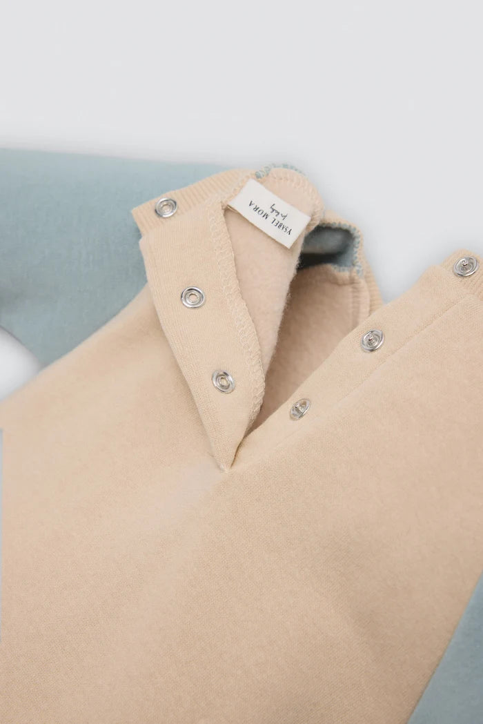 Conjunto de chándal bebé gato beige y azul con huellas en rodillas