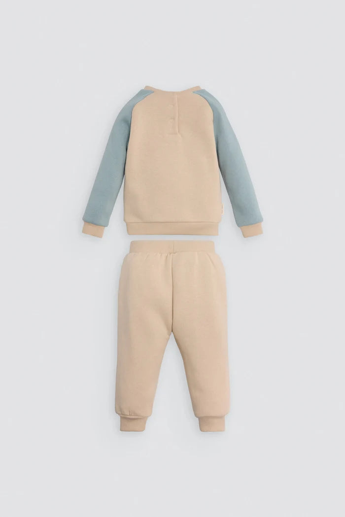 Conjunto de chándal bebé gato beige y azul con huellas en rodillas