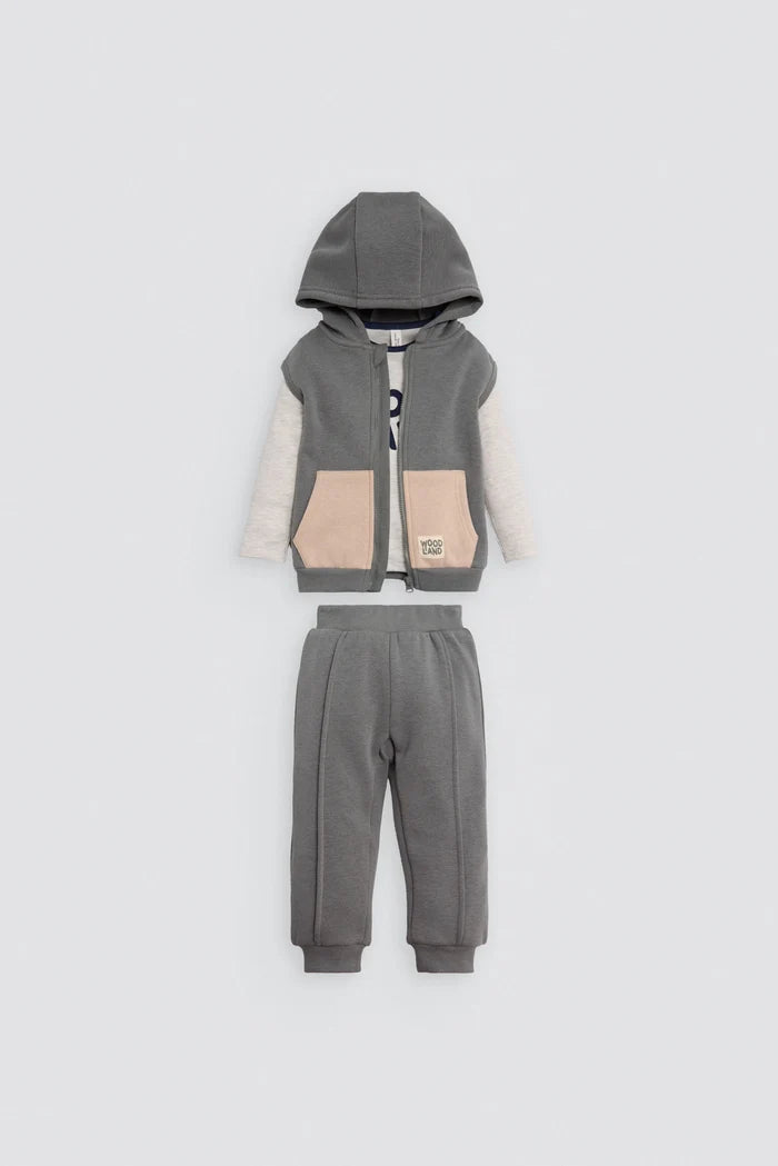 Conjunto bebé 3 piezas gris Woodland con chaleco, camiseta y pantalón jogger