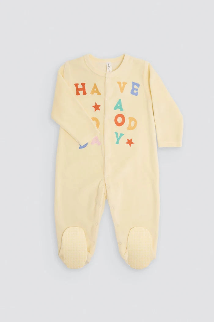 Pelele de terciopelo para bebé amarillo con letras bordadas