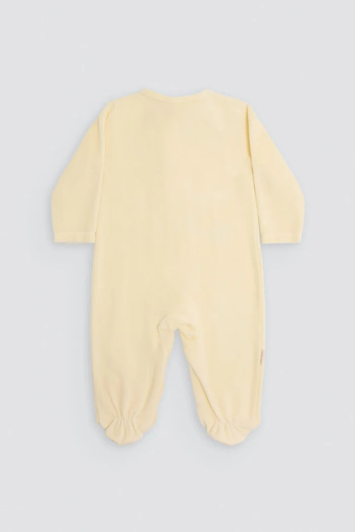 Pelele de terciopelo para bebé amarillo con letras bordadas