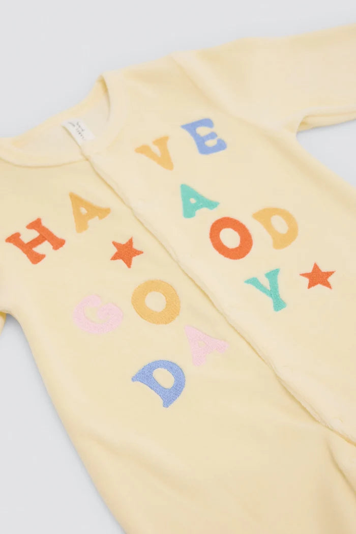 Pelele de terciopelo para bebé amarillo con letras bordadas