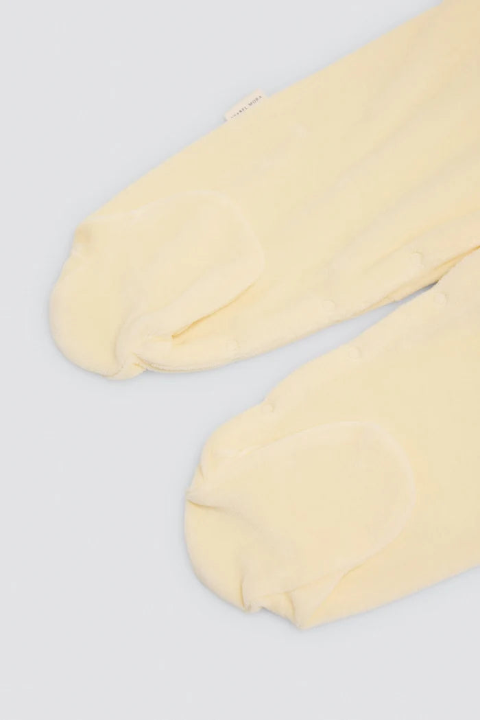 Pelele de terciopelo para bebé amarillo con letras bordadas
