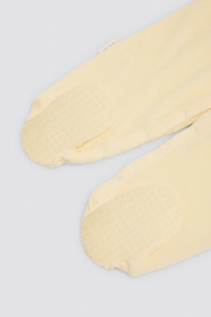 Pelele de terciopelo para bebé amarillo con letras bordadas
