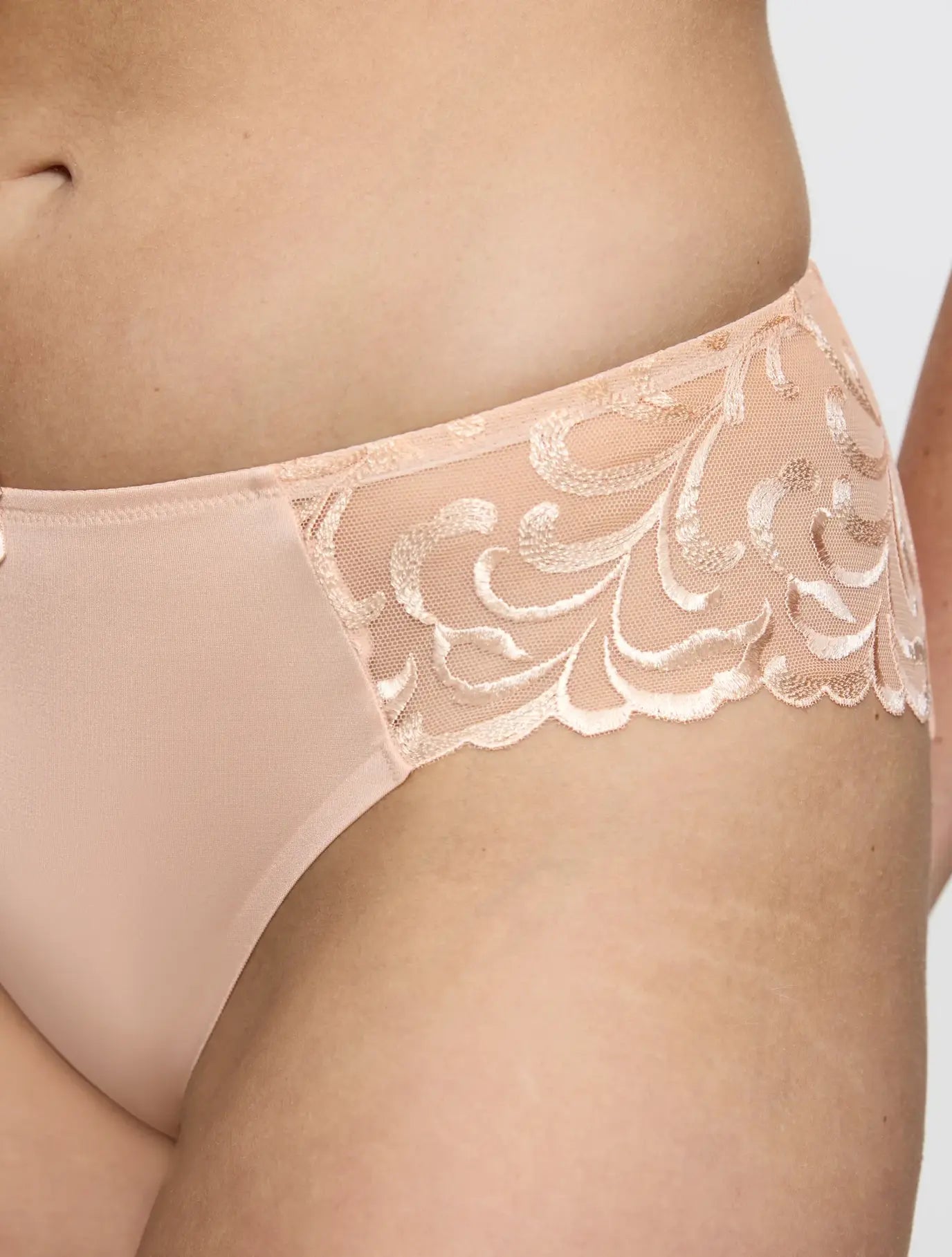 BRAGA CON DETALLE DE ENCAJE EN LOS LATERALES MODERN FINESSE TAI