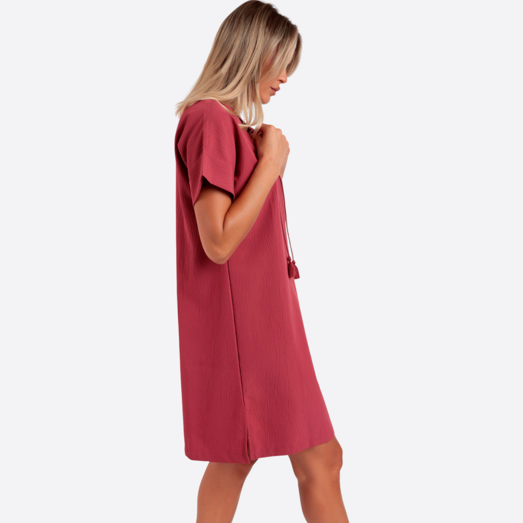 VESTIDO TEXTURIZADO CON BORLAS CARMIN