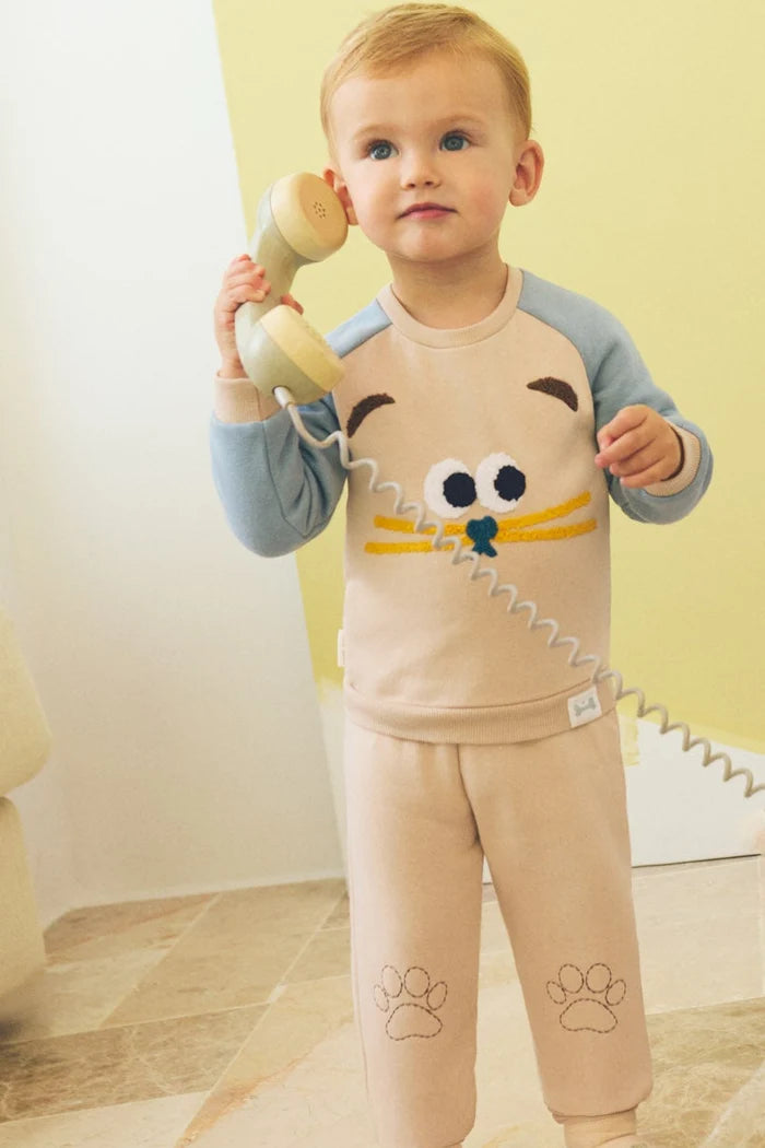 Conjunto de chándal bebé gato beige y azul con huellas en rodillas