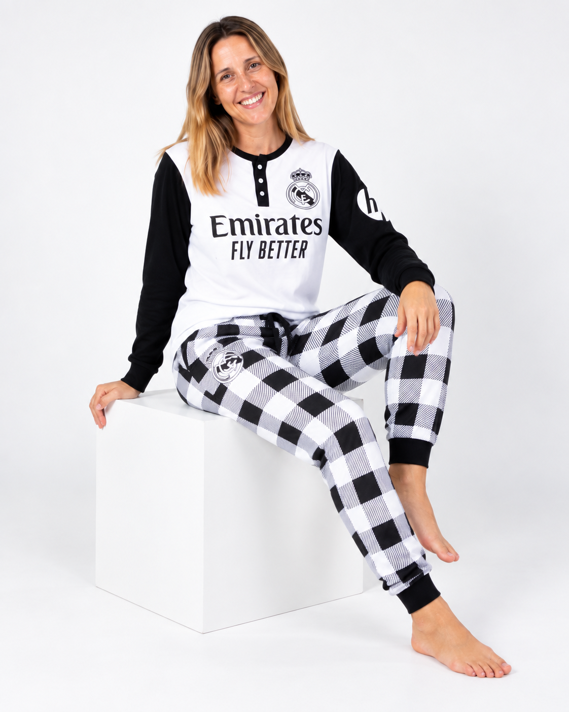 Pijama de mujer Real Madrid blanco y negro con pantalón de cuadros