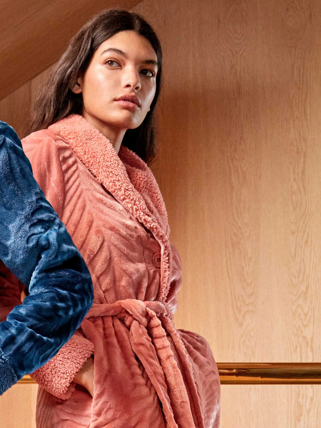 Bata corta mujer de peluche con cinturón