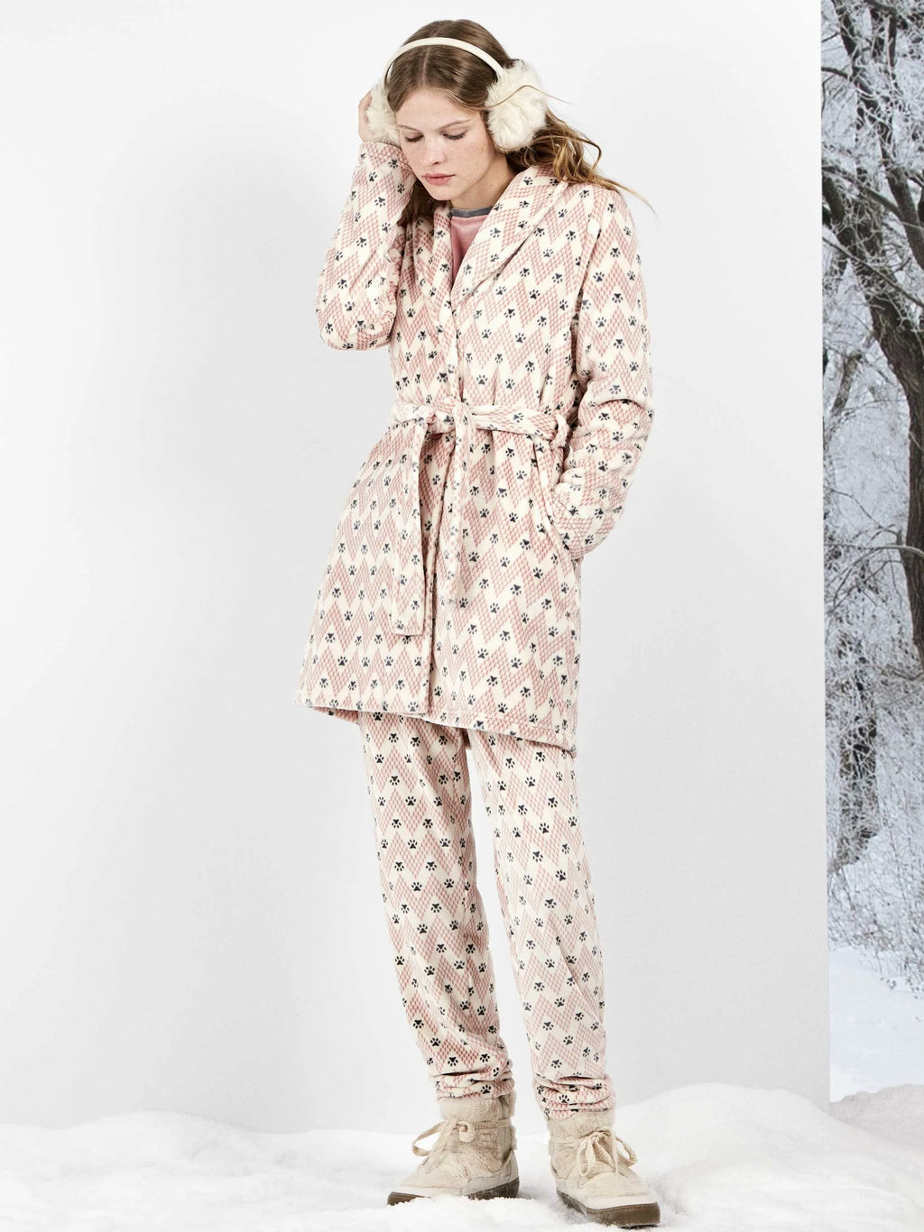 Bata mujer de peluche estampado huellas
