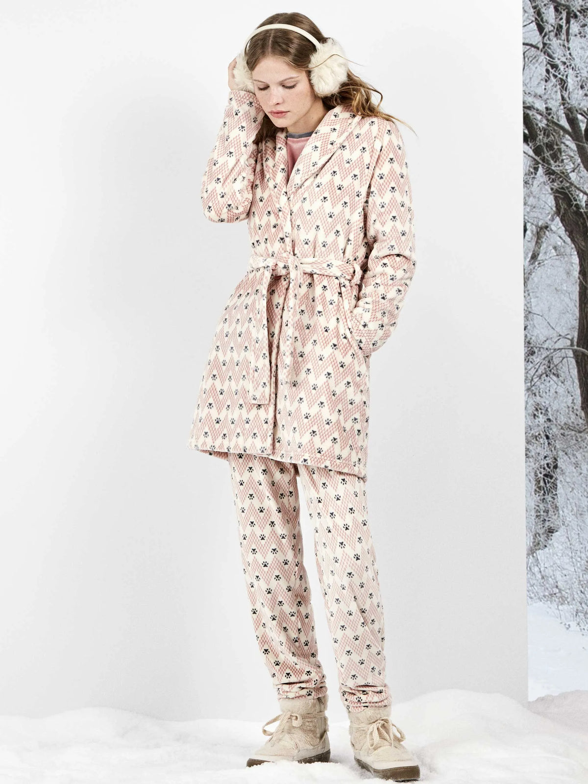 Bata mujer de peluche estampado huellas
