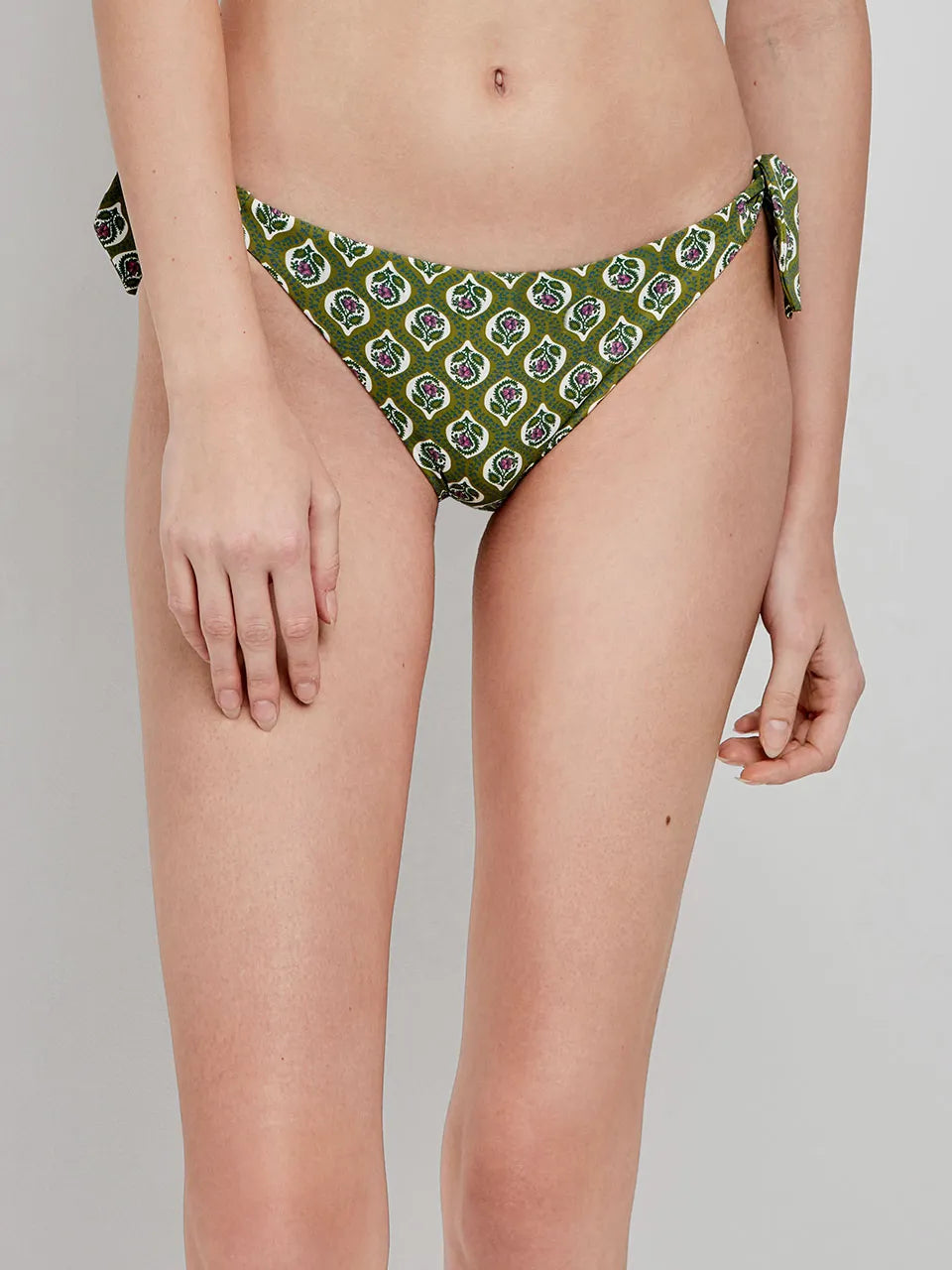 BIKINI DISEÑO FLORAL CON BRAGUITA AJUSTABLE EN LATERALES