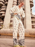Conjunto mujer paisley con camisa abullonada y pantalón acampanado