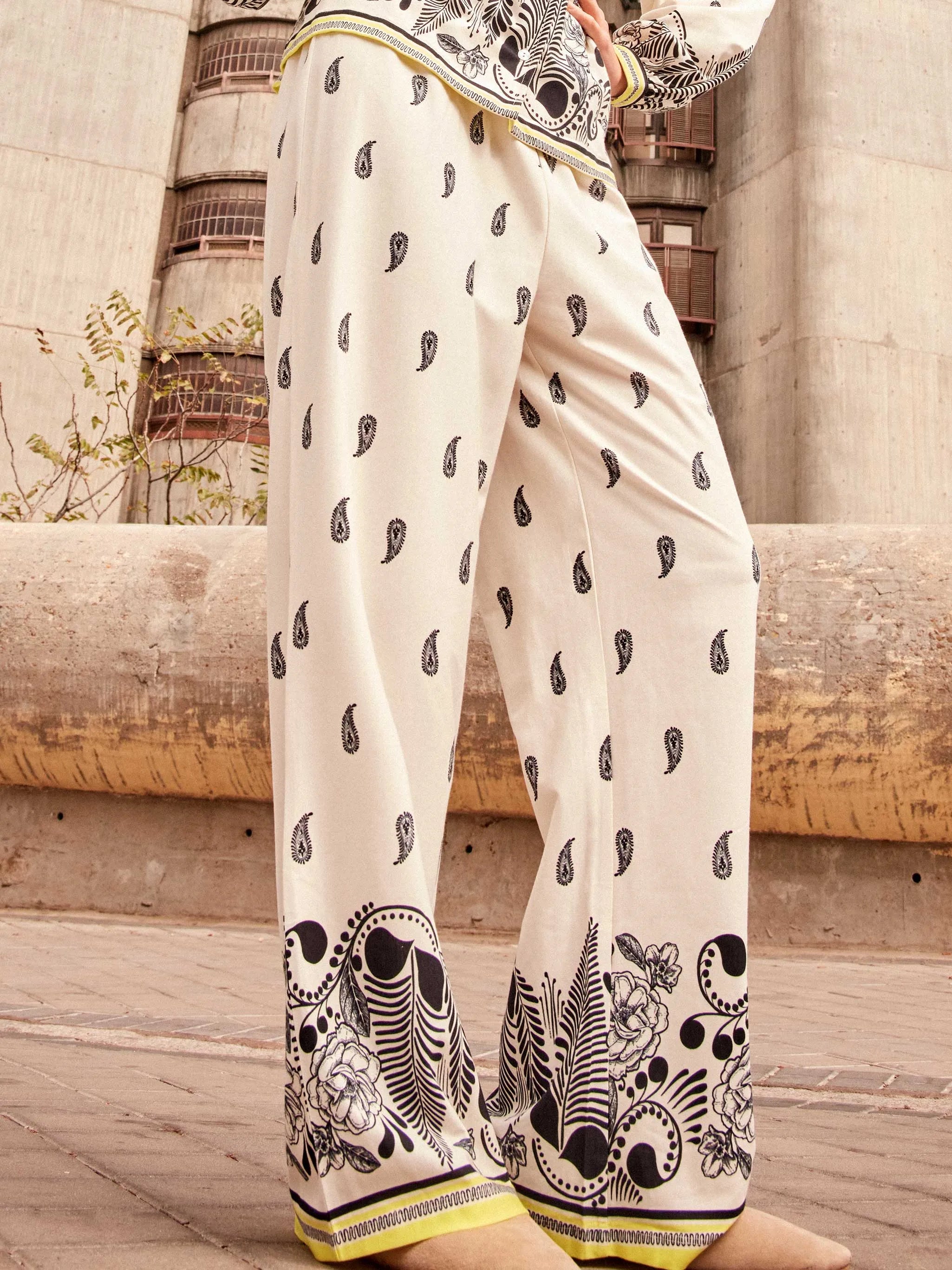 Conjunto mujer paisley con camisa abullonada y pantalón acampanado