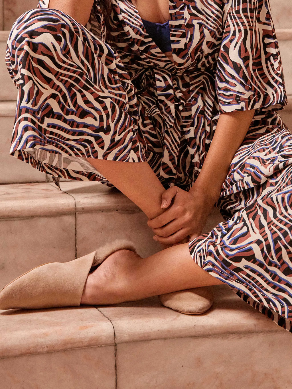 Conjunto mujer bata corta y pantalón largo estampado cebra
