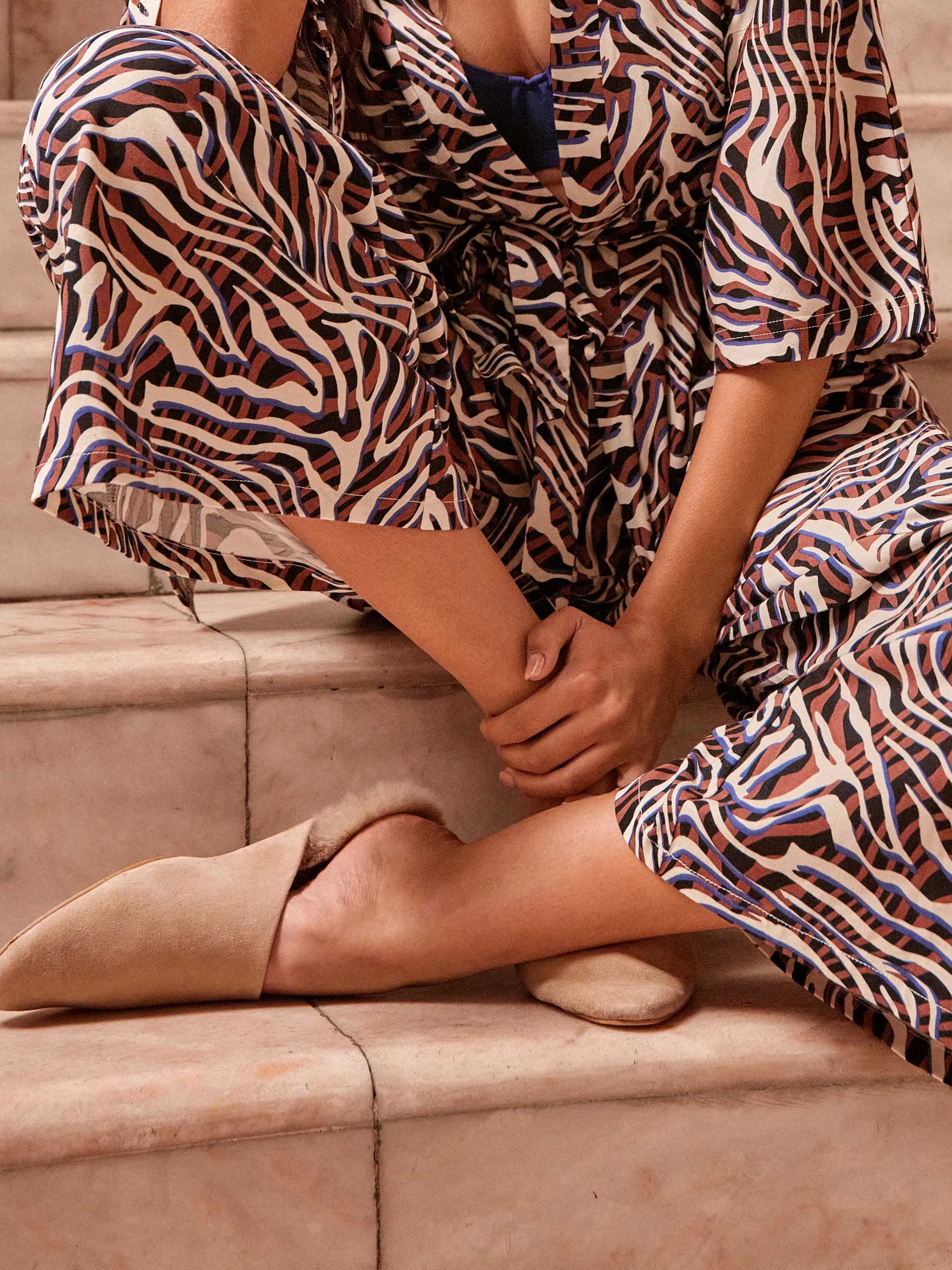 Conjunto mujer bata corta y pantalón largo estampado cebra