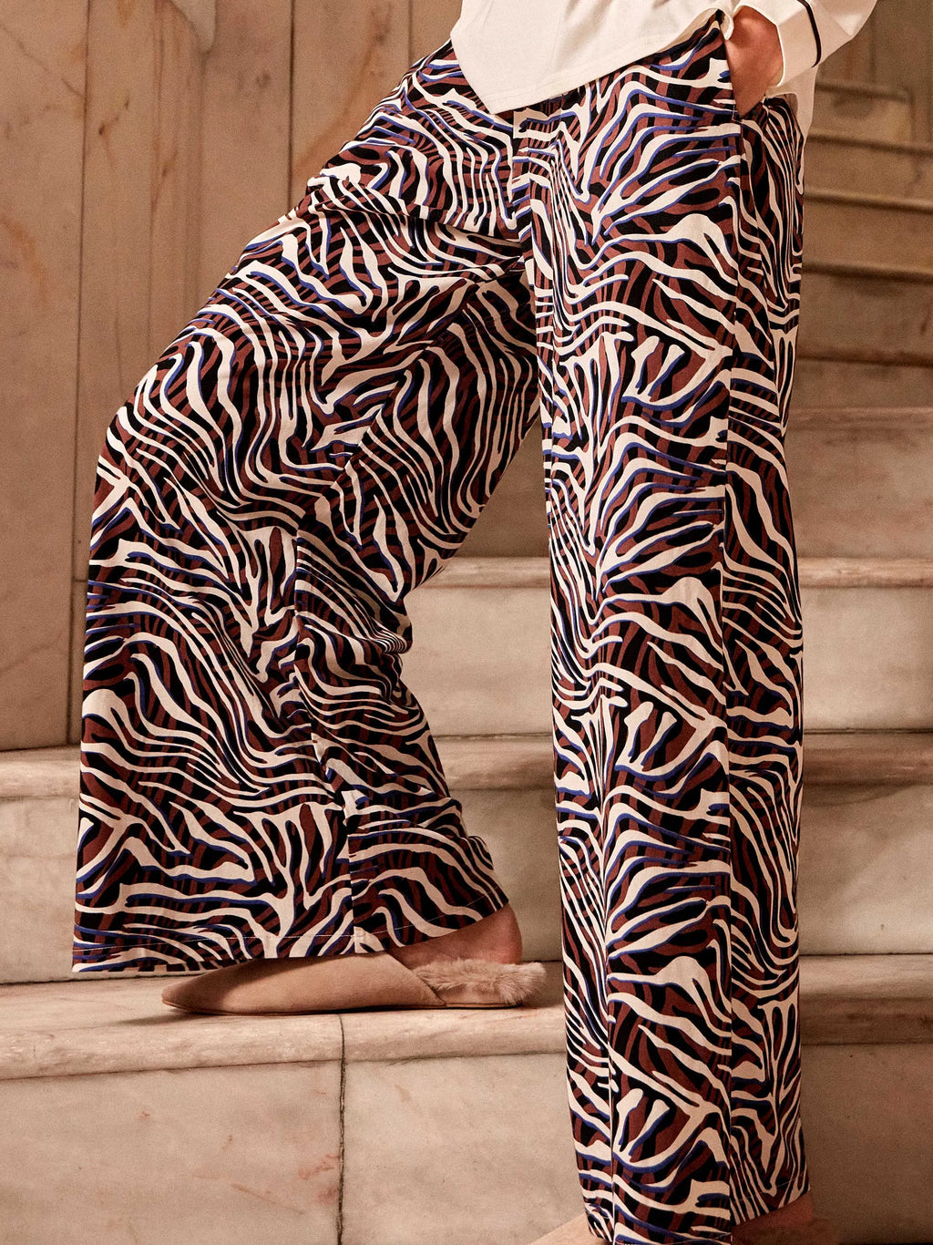 Conjunto mujer bata corta y pantalón largo estampado cebra