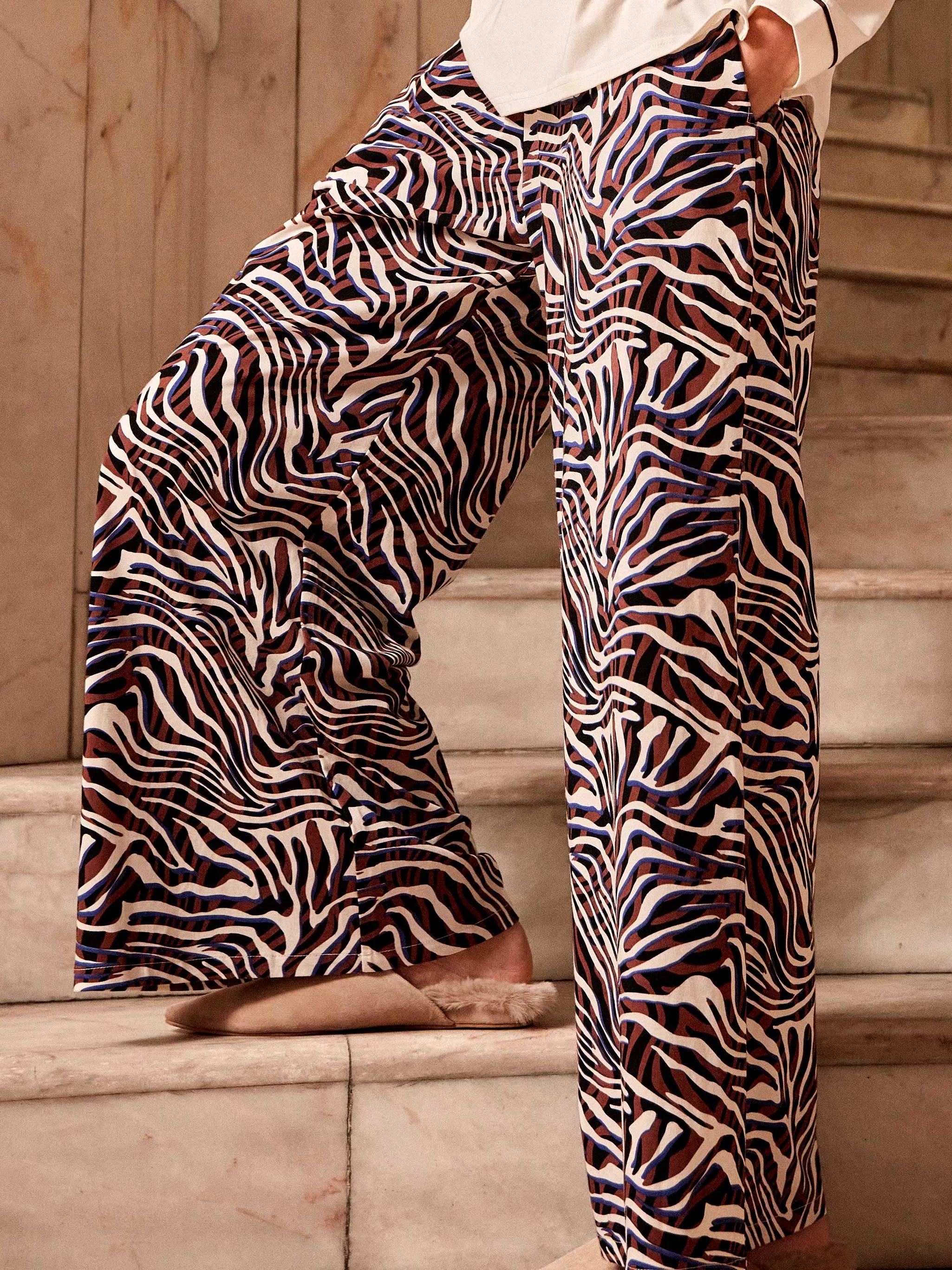 Conjunto mujer bata corta y pantalón largo estampado cebra
