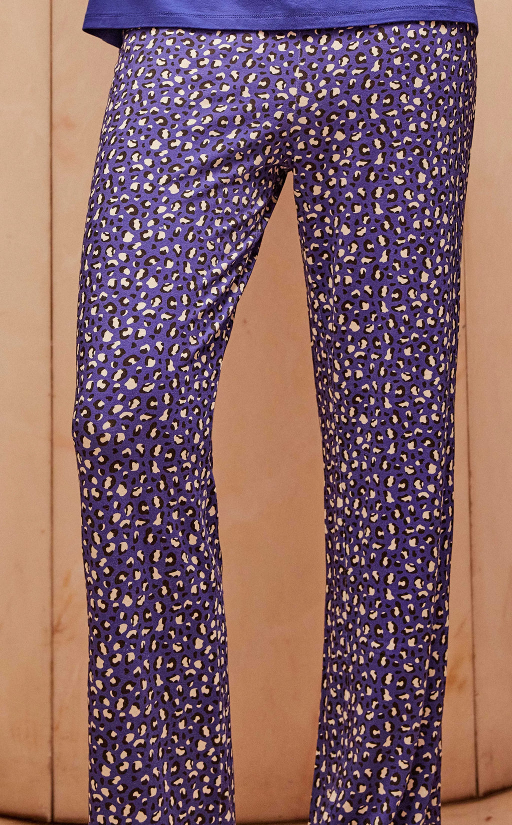 Pijama de mujer azul con pantalón animal print leopardo