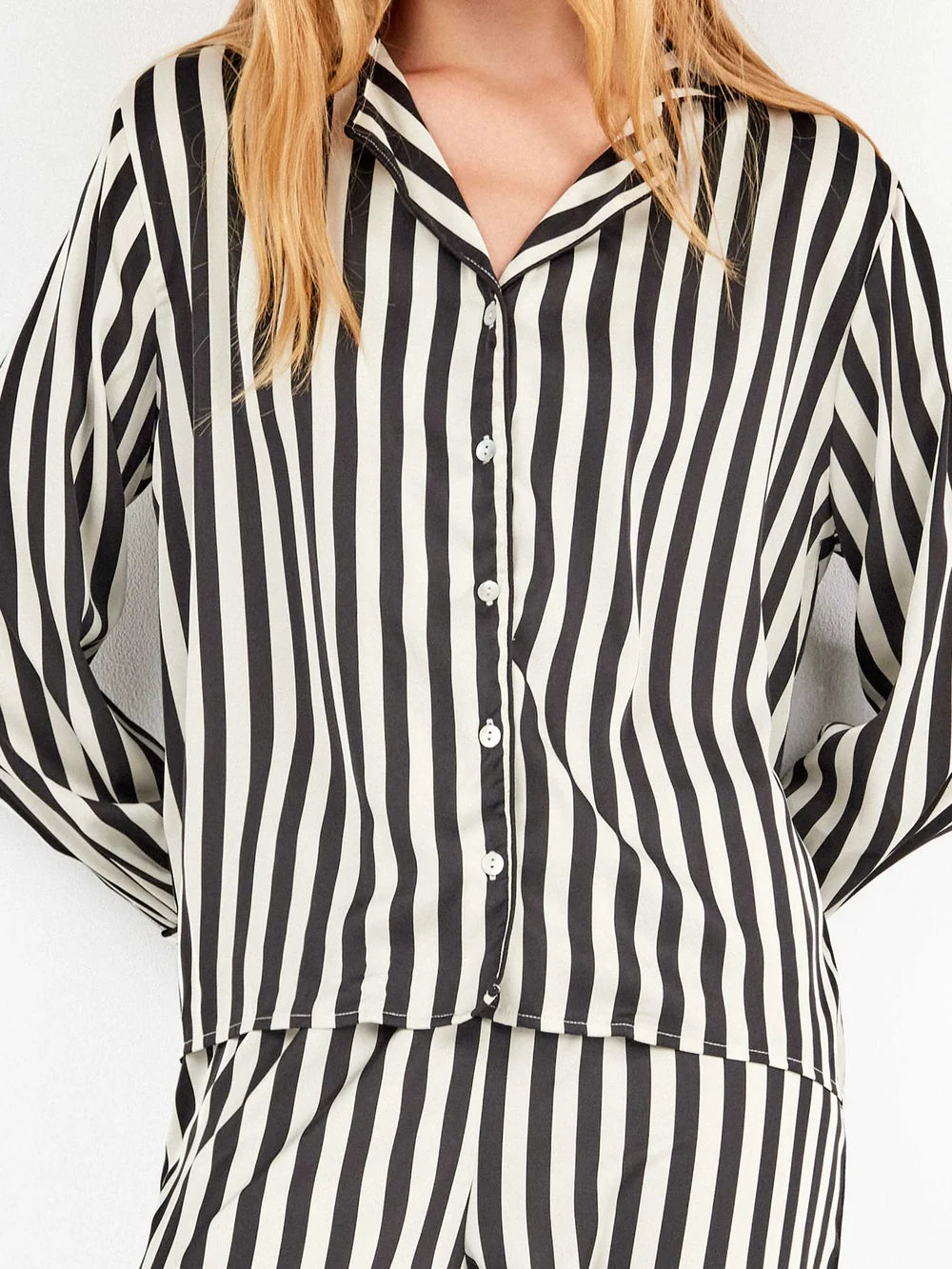 PIJAMA ABIERTO MANGA LARGA SATINADO MUJER RAYAS BLACK & WHITE