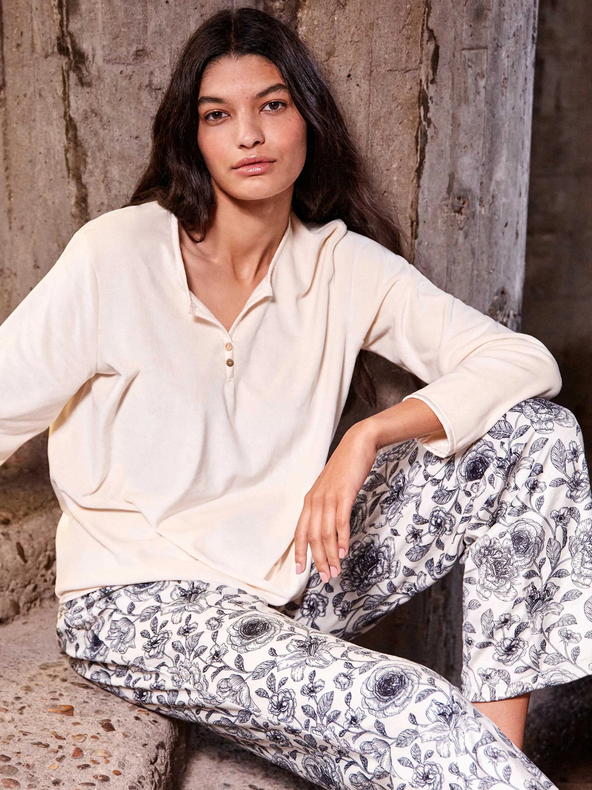 Pijama largo mujer con camiseta lisa y pantalón floral